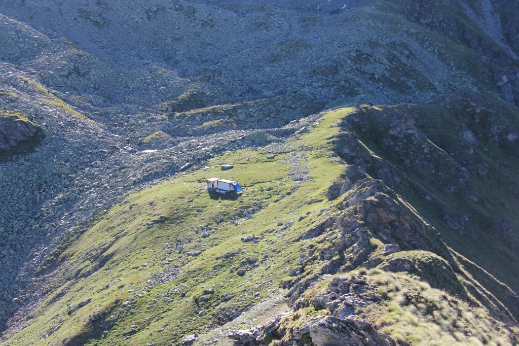 Fig. 1 Mur (dit) d’Hannibal, juillet 2014, la base de chantier RAMHA et le site vus depuis l’arête de la Pointe de Toules, © RAMHA 2014.