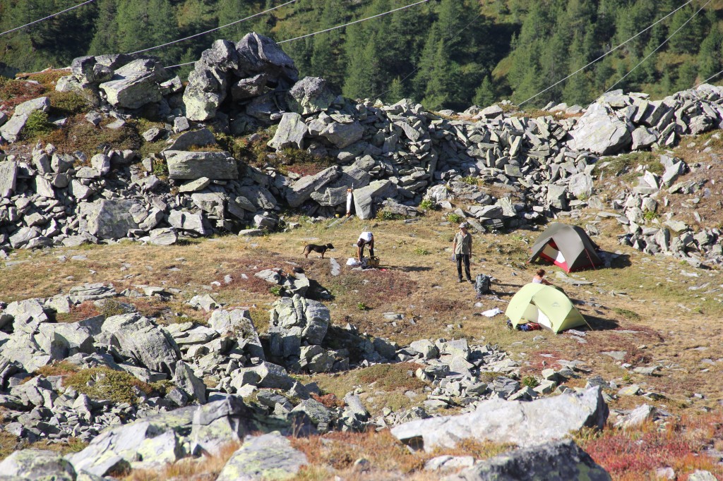 Campement de l'équipe valdôtaine/valaisanne sur un site valdôtain en cours d'étude en été 2020 (© RAMHA 2020).