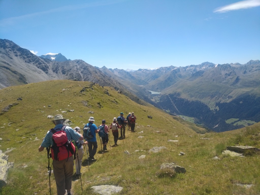 Après la visite du site, la découverte de la région se poursuit en mettant le cap sur l’alpage de Boveire (© RAMHA 2020).