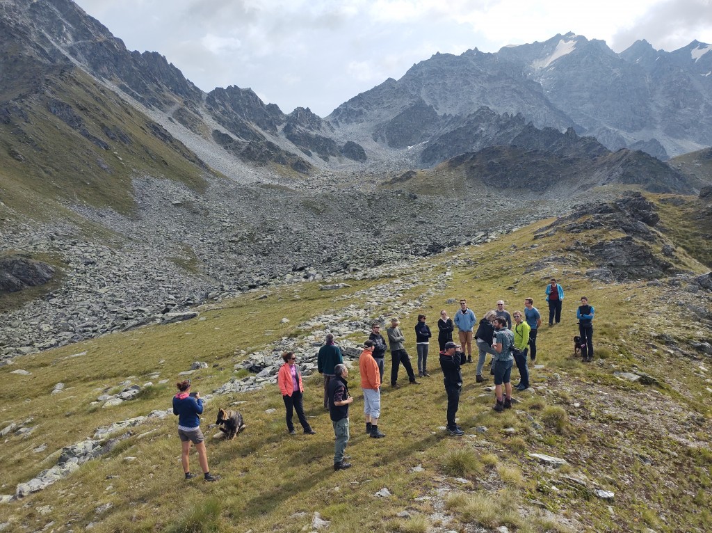 Mur (dit) d'Hannibal, 22 août 2021, Les participants à la table ronde effectuent une randonnée-visite sur le site © Esperanza Martín Hernández 2021