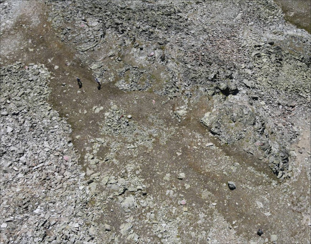 Figure 2 : Vue drone du second replat du site, avec les fonds de cabane qui se dessinent au sol. © Ramha 2022.